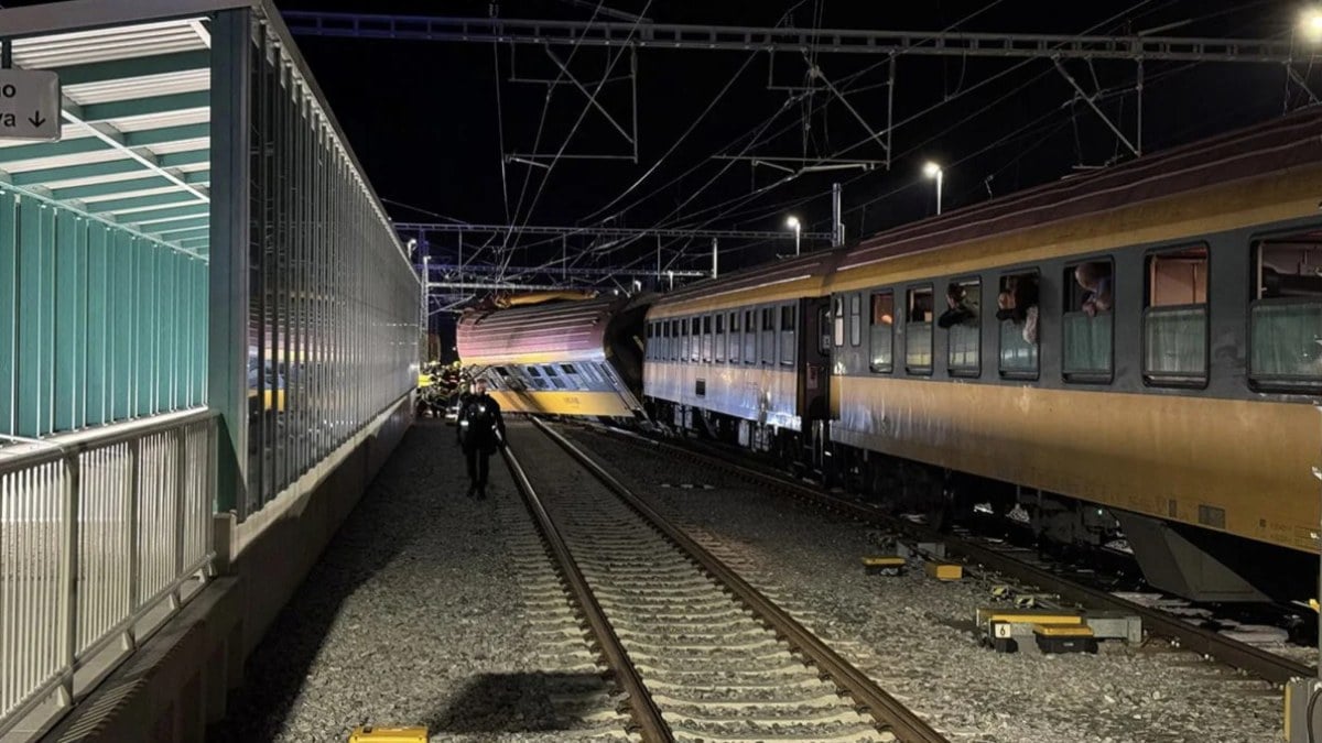 Çekya’da iki tren baş başa çarpıştı: 4 meyyit, onlarca yaralı var
