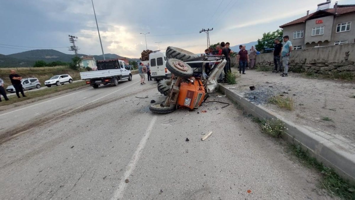 Sinop’ta minibüsle traktör çarpıştı: 1 meyyit 1 yaralı